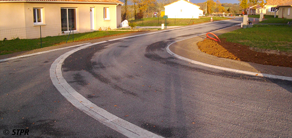 Allée de lotissement en goudron