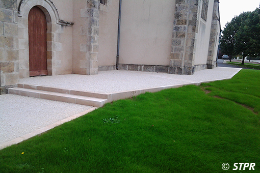 Parvis d'église, béton désactivé