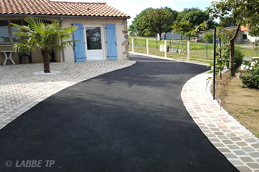 Entrée de maison en enrobé et pavés