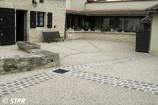 Cours en béton désactivé et pavés