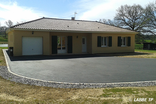 Aménagement de cour de maison en enrobé