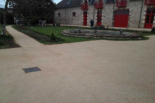 Cour de maison en enduit incolore