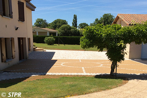 Cours de maison en résine